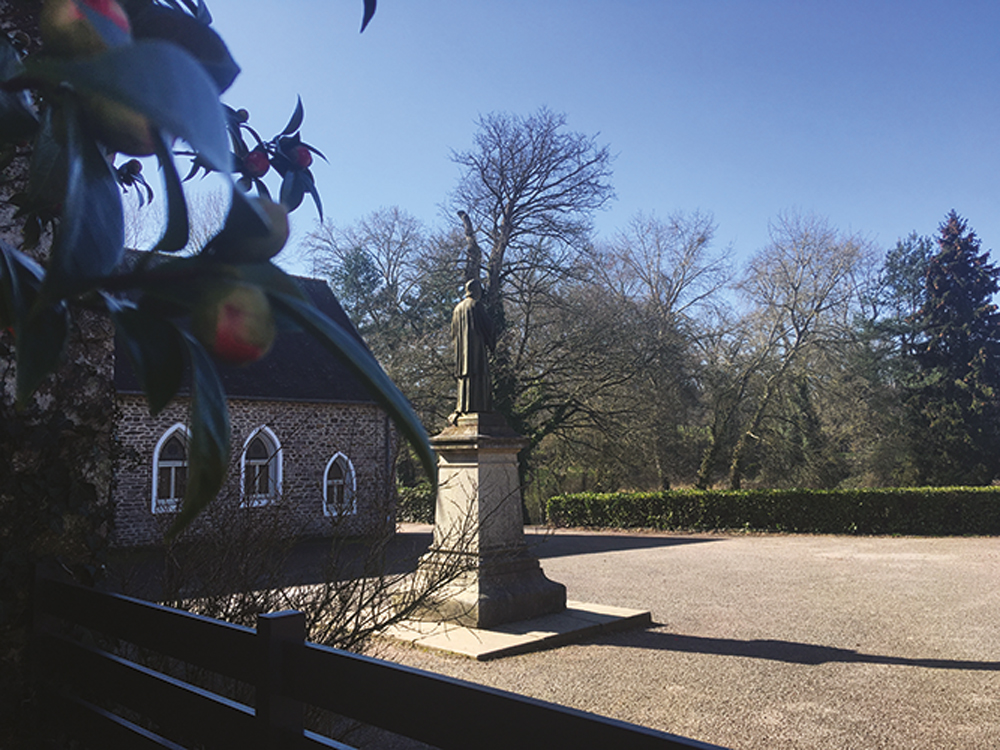 statue derrière l'établissement et à côté de la chapelle. sur piédestal elle représente un saint avec une croix dans les mains. elle date du temps où la Congrégation s'est installée sur les lieux