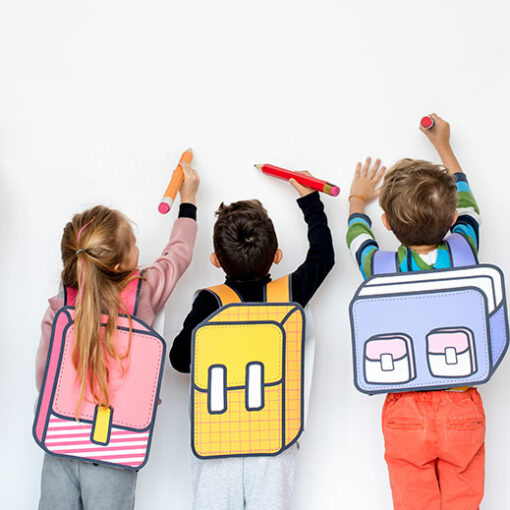 des enfants font semblant d'écrire sur un mur avec des énormes crayons et ont leur cartable dessinés sur le dos. cette photo annonce la prochaine rentrée scolaire