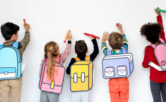 des enfants font semblant d'écrire sur un mur avec des énormes crayons et ont leur cartable dessinés sur le dos. cette photo annonce la prochaine rentrée scolaire